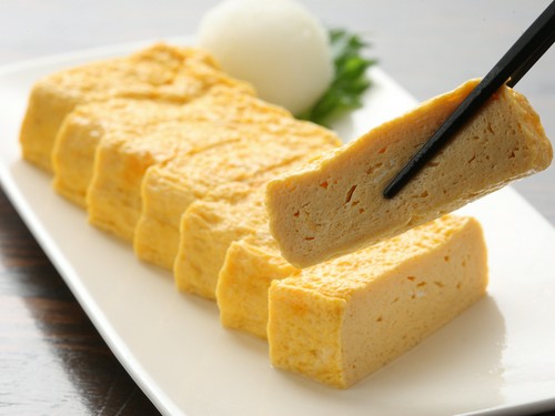 ふんわり熱々の出汁巻き玉子は、優しい味でご提供しています