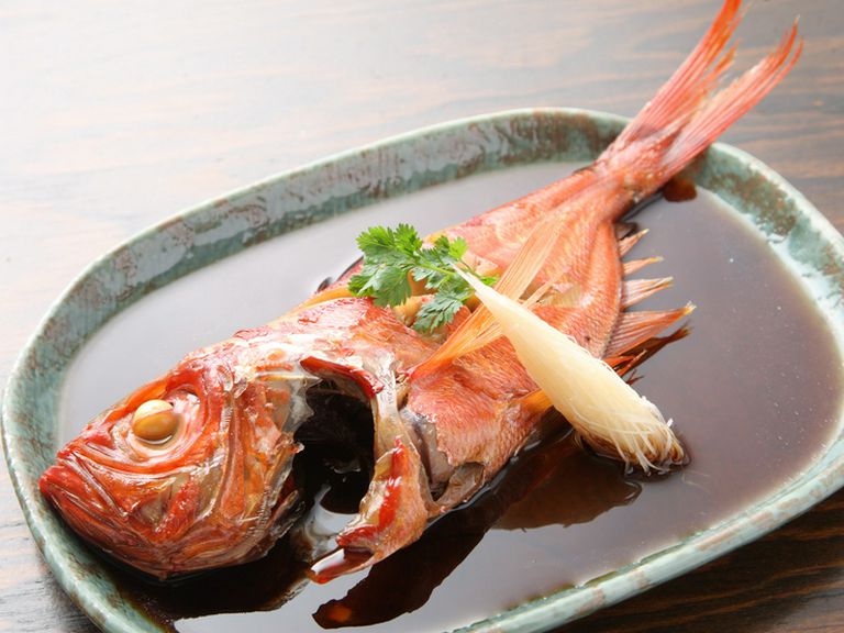 本日のおすすめ煮魚（撮影は金目鯛）。旬の食材を料理します