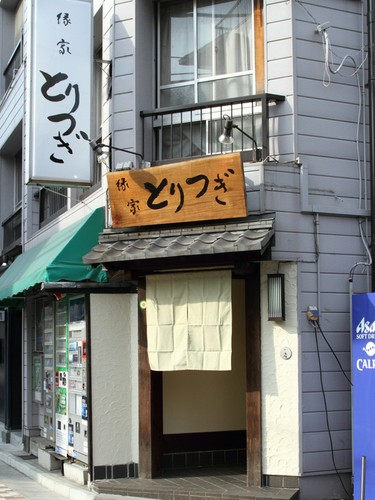 住宅街の中、見通しの良い角地に建つお店です