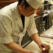 タレは長年継ぎ足しながら使用しており、味にまろやかさと深みがあります。手作りに徹底したこだわりがあり、料理はもちろんポン酢も手作り。食材の良さを引き立たせる調味料を自ら作り、納得の味に仕上げます。
和食一筋30年以上携わり、メニューには載せていませんが、フグ・あんこう・すっぽんなどを料理することも出来ます。
お客さまのご要望に応え、ご縁を大切にしながら料理を作り続けます。