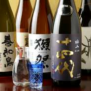 日本酒については、利酒師でもある店主が料理との相性も考え、本当に美味しいと感じた拘りお酒を仕入れています。また、日本酒や地酒以外にも、焼酎・ワイン・果実酒についても豊富に取り揃えています。