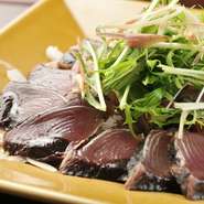 数々の店で修業した料理人が作り出す絶品の洋食と利き酒師の店主自らが選んだ料理にもマッチする厳選の日本酒を楽しんでいただけます。特に仔羊料理や鴨肉などを使ったジビエ料理は自慢の一品です。