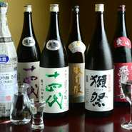 利き酒師の資格を持つ主人が「自信を持って勧められる」という日本酒は、常連が好むものから有名銘柄まで多彩。おまかせの場合は好みやその日のシチュエーションを考慮し、軽めから濃厚な酒まで提案可能