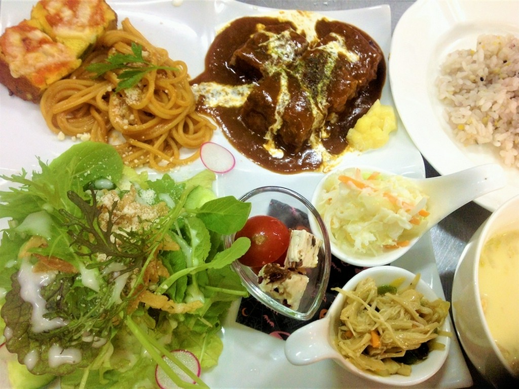 昼ランチセット＆手作りデザート(ドリンク 追加で無料サービス)＊11：30～1３：３０(LO)