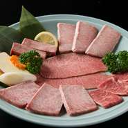 中でも一押しは、三角、ざぶとん、みすじ、特上タン、和牛ハラミの豪華盛り合わせ『特上五品盛り』。上品で落ち着いた雰囲気の店内で、大切な方と、絶品和牛をご堪能ください。