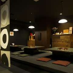 和風モダンで落ち着いた雰囲気の店内でくつろぎの時間をどうぞ