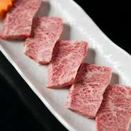 上質な和牛の希少部位、バラ、肩ロース、ブリスケ、うでなどの各部位を、さらに数種類の肉に選り分けたメニュー構成になっております。様々な部位の肉の旨みや食感をお楽しみください。 


