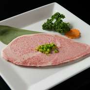 和牛の中で一番味と食感のバランスのとれたお肉。かめばかむほど肉の旨みが口の中に広がります。