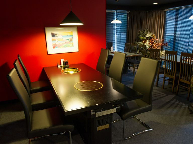 ゆったりと食事が楽しめるテーブル席