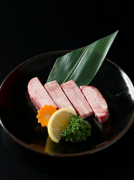 一番美味しいところを厚切りにした『和牛特上タン塩』