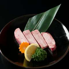 一番美味しいところを厚切りにした『和牛特上タン塩』