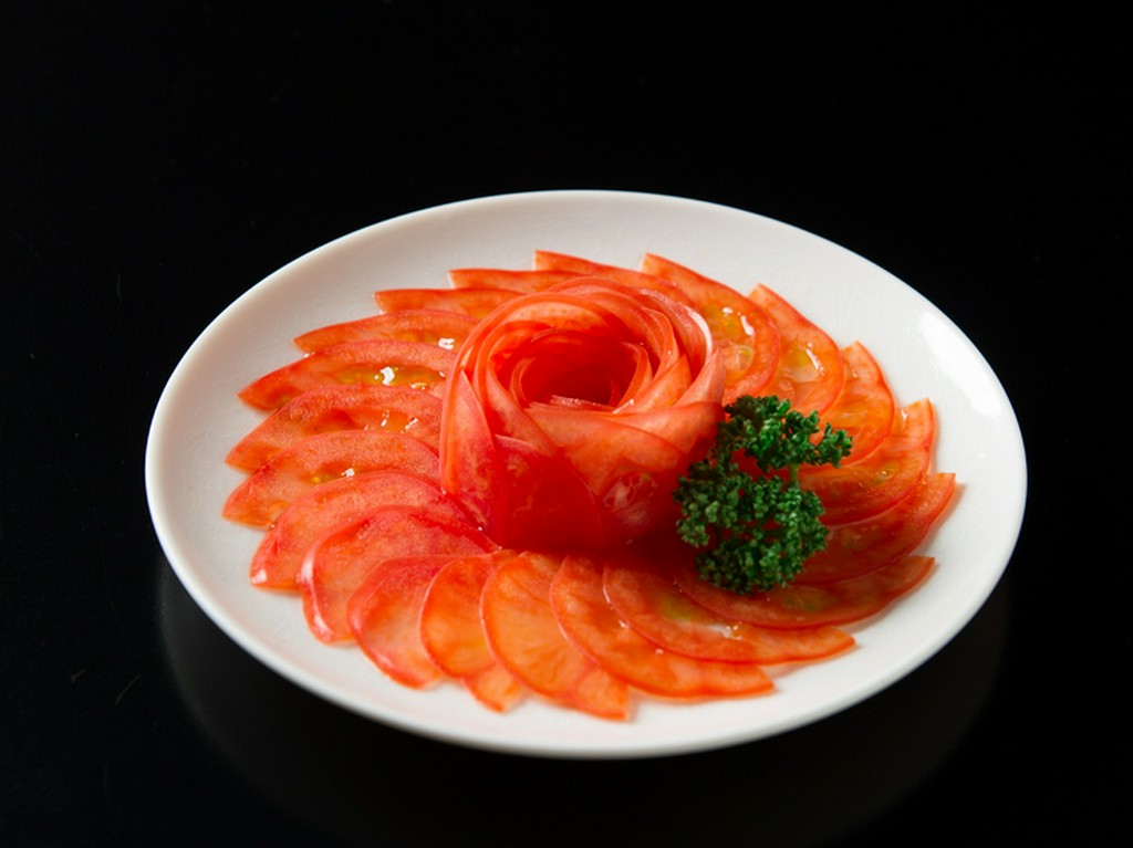美しい盛り付けで目にも鮮やか『トマトサラダ』