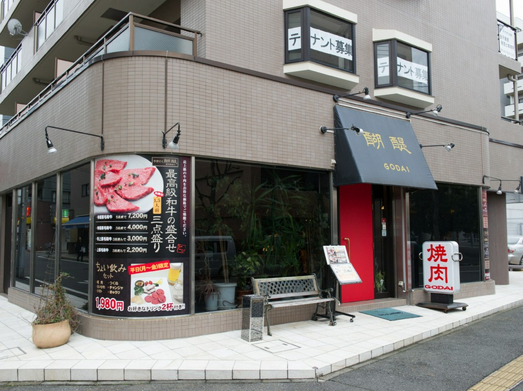 真っ赤なドアを目印にお越しください