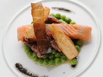 『桜ますのミーキュイ　青豆とタケノコ、ほたるいか添え』