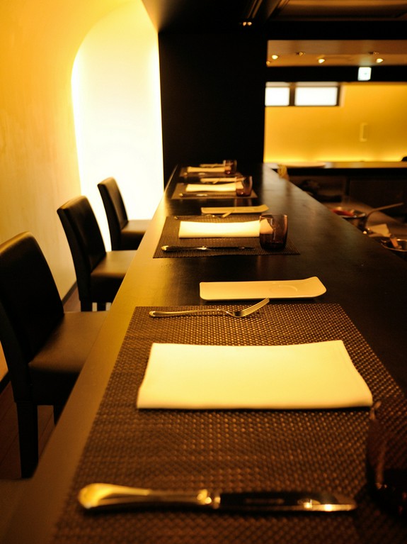 シェフが料理をつくる姿が楽しめるカウンター