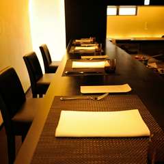 シェフが料理をつくる姿が楽しめるカウンター