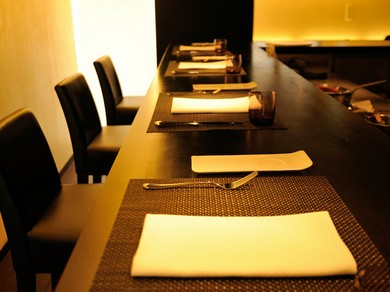 シェフが料理をつくる姿が楽しめるカウンター