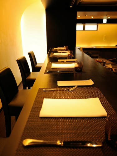 シェフが料理をつくる姿が楽しめるカウンター