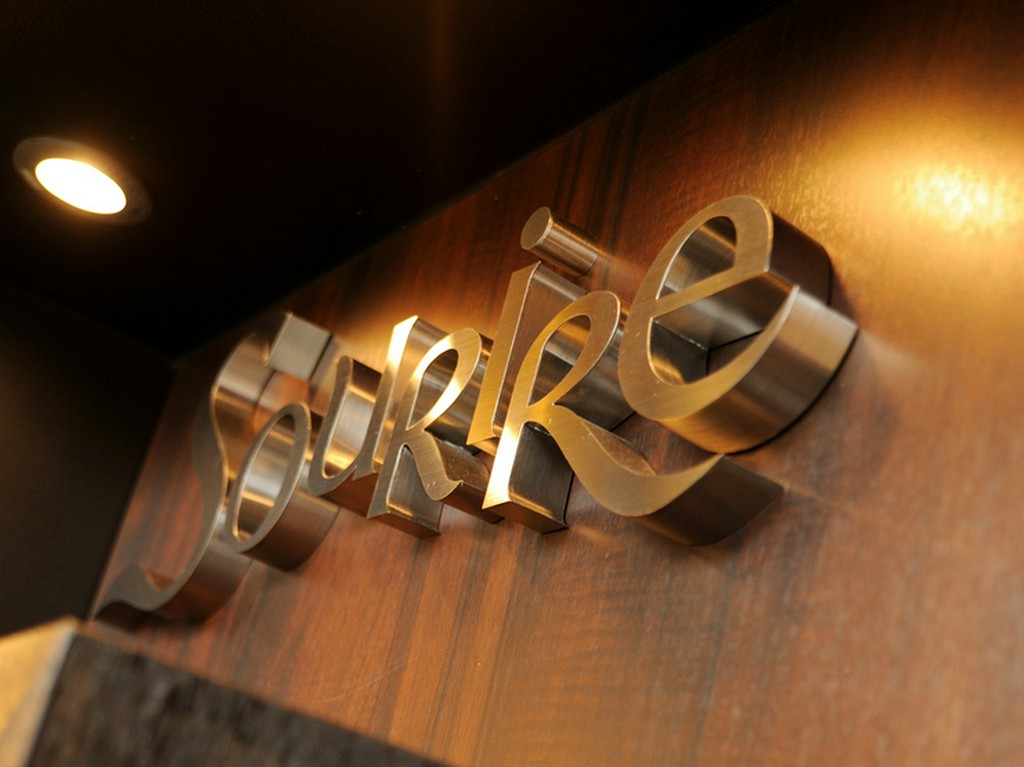 曲線ロゴをいかしたエントランス