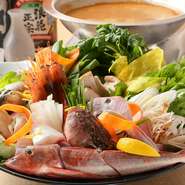 野菜はもちろん、地元で水揚げされる鮮魚が中心。鶏と魚介のダブルスープに、合わせ味噌や酒粕を溶け込ませることで味に奥行きが生まれます。身体の中からほっこりできる鍋を、じっくり満喫。※注文は二人前～。