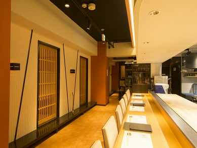 お2人の大切なお時間をカウンター席でお過ごし下さい。