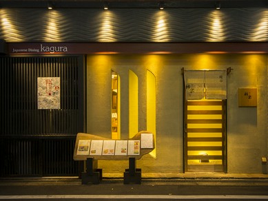 店内に一歩入ると、和風の庭園がお出迎え