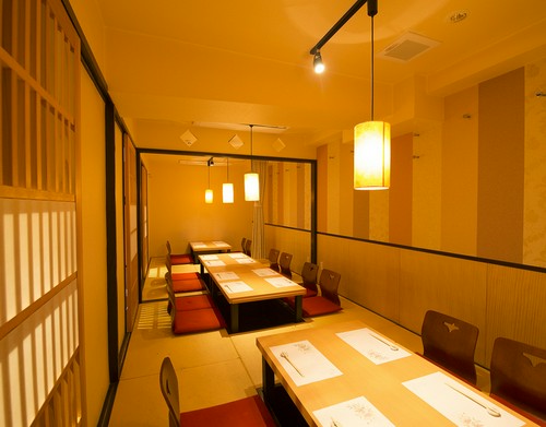 半個室の掘りごたつは4人×2卓