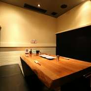 店内はシックで落ち着きがあるので、大切な人と連れだって訪れることができます。開放感のある半個室や、プライベートを守ることができる完全個室を用意。仲間との食事会にもぜひ。