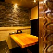 上質な時間を約束してもらえるようなもてなしの中、大事な方との会食や接待での利用に最適。おいしい料理をいただくと誰もが笑顔になり、あらゆるシーンで利用できるでしょう。