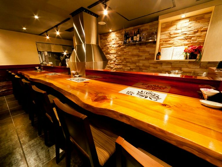 木の温もりを感じられるモダンな店内で大切な人とゆっくり