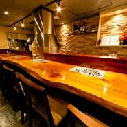 カウンター席に座れば、料理人の鮮やかな手さばきを見ながら料理を堪能することができます。目の前から漂う芳ばしい香りと音に五感が刺激され、きっとふたりの会話も弾むはず。