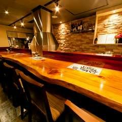 木の温もりを感じられるモダンな店内で大切な人とゆっくり