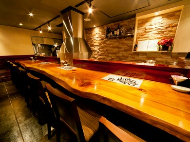 木の温もりを感じられるモダンな店内で大切な人とゆっくり