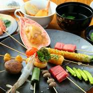 旬の魚貝や黒毛和牛など厳選食材を、特注パンからつくる生パン粉とオリジナルブレンドの油で揚げていきます。外はサクサク中はレア。18本目の串揚げまで熱々を楽しめます。