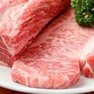肉も厳選部位のみを使用。ヒレは、牛一頭から少量しか取ることができないシャトーブリアンにこだわります。短時間で甘い脂が溶け始め、口の中を肉の旨みで満たされます。