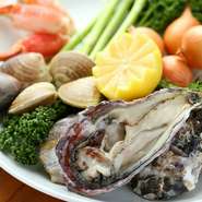 使用される魚貝はオリジナリティーに富んでいます。例えば、白身魚をメインにキスやうなぎ、ハモ、変わりダネでは子持ち昆布やはまぐりなど。創作串揚げの名にふさわしい独創的なおいしさが用意されています。