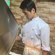 値段以上のクオリティーがある串揚げを提供することにこだわっている料理人。「お客様が満足してお帰りいただけるように…」と、串のサイズや時間を丁寧に計りながら揚げています。