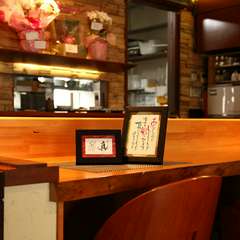 さまざまな場面で利用できる、落ち着いた雰囲気の店内