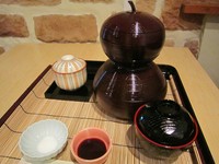 ひょうたんの形をしたお弁当
刺身・天婦羅・茶碗蒸し・味噌汁付き
（焚物　饅頭付き　2350円）