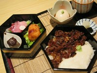 牛肉を甘辛く焚き有馬産山椒を入れご飯にのせたお弁当