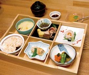 旬の食材を取り入れた六切りのお弁当
お刺身、炊いたもの、炊き込みご飯、茶碗蒸し、揚げ物、焼き物などを組み合わせたお弁当です。