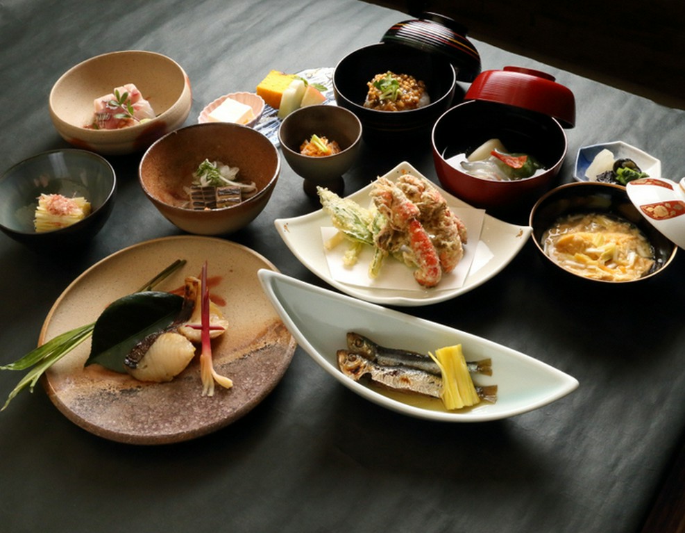 瀬戸内海の新鮮な魚介をあしらった会席料理。県外の方との接待などにオススメです。