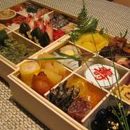腕によりをかけて作ります。数量限定の為、お早めのご予約をおすすめします。※おせち料理のお渡しは12月31日の午前中です。
■特製おせち料理　
一重15,000円
二重28,000円
三重39,000円
■彩りおせち【真】限定五セット
三重68,000円

併せてこちらのどうぞ
■黒豆蒸し羊羹
一折1,700円
※表示価格は全て税込です。