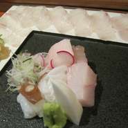 あじ彩真のコース刺身は一皿で2種のお刺身を愉しんでいただけるよう盛り付けさせていただいてます。