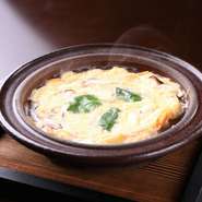 地元の農家から取り寄せた旬の食材を使い、さまざまな料理へとアレンジしている【あじ彩　真】。中でも、岡山特産の「黄ニラ」は、そのままで卵とじにしたり、相性の良い白魚と一緒に卵とじにすることも。