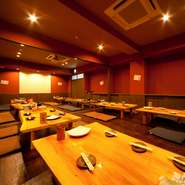 2階に60名までと18名までOKの宴会場を完備。テーブル席の宴会場なので脚が悪い方でも使いやすいと好評です。