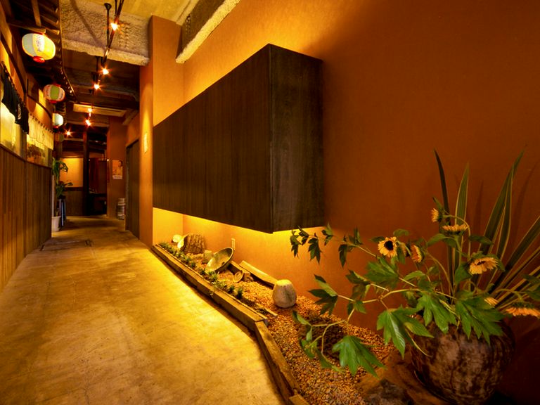 路地裏をのんびりと散策するような、懐かしい雰囲気の店内