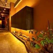 店内は天井が高く、照明の照度も落としてあり、夜に路地裏をゆっくり散歩するようなイメージでつくっているとのこと。どこか懐かしさを感じるような温かい雰囲気が魅力的です。