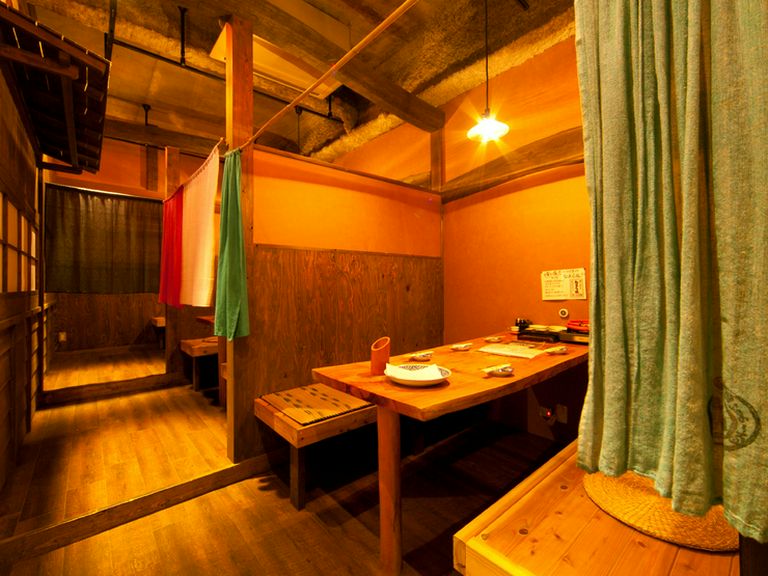 半個室のテーブル席でゆっくり食べて飲んで楽しめる