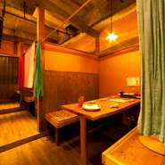 店内の各テーブルはカーテンで仕切られているので他のお客さんを気にせずに自分たちのペースで楽しめます。